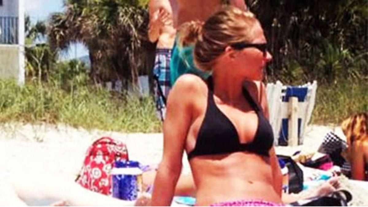 o fotografie cu o femeie care sta la plaja a devenit virala din cauza unui mic detaliu ce se afla