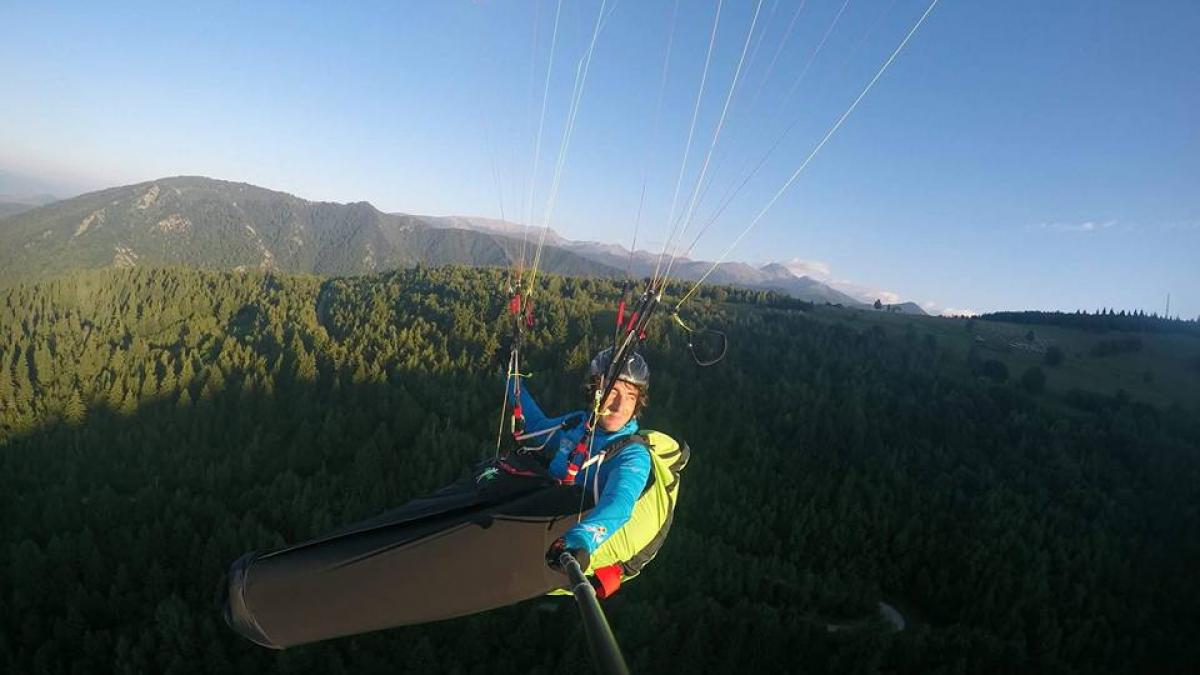 un roman a doborat un record in nepal parapantistul toma coconea a strabatut peste o suta de