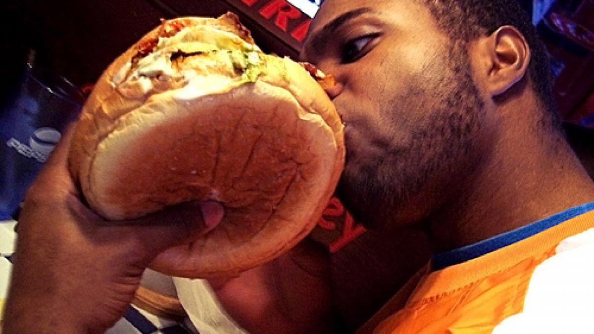 a vazut un semn cu all you can eat la acest restaurat si a intrat sa manance cand l au vazut cum