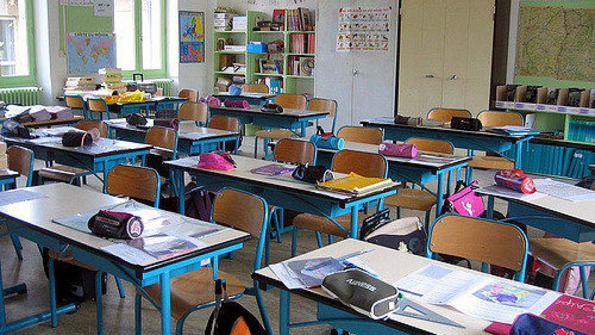 aceasta profesoara a venit beata la scoala dar asta nu a fost de ajuns cand si a deschis poseta