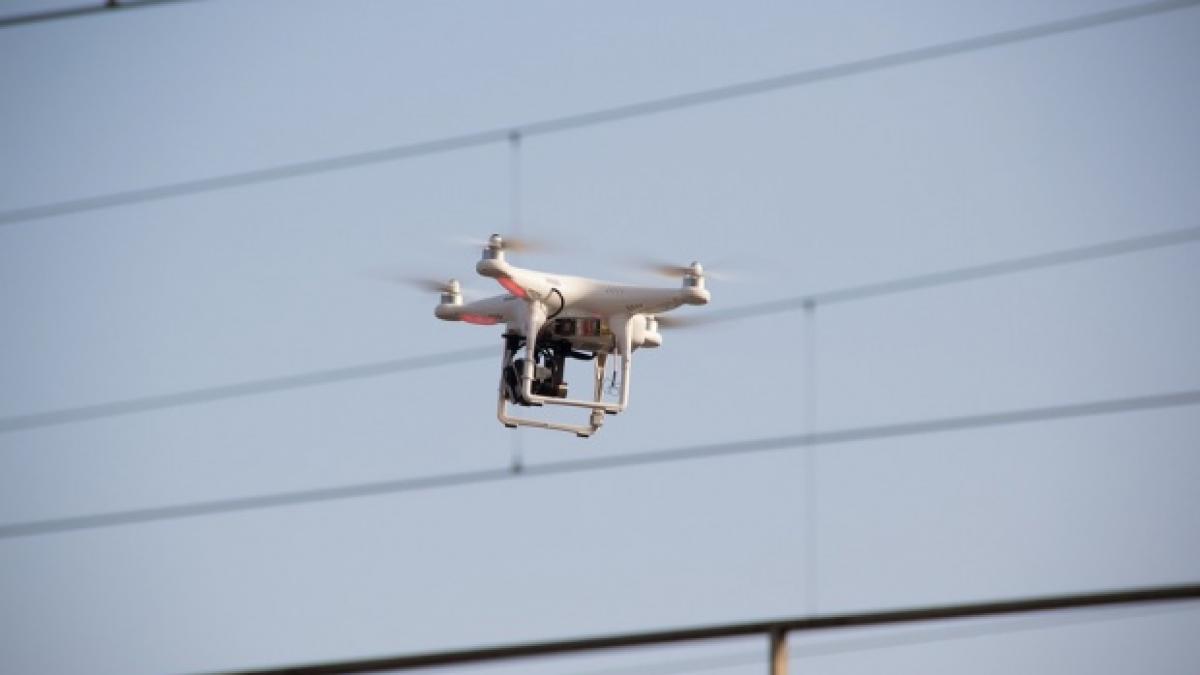 o drona doborata cu matura deasupra unui penitenciar ce au gasit gardienii in aparat