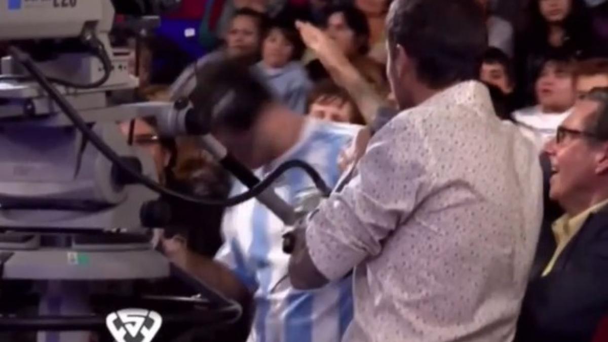 cand a vazut ce face cameramanul prezentatorul s a dus glont la el si l a pocnit de i au sarit