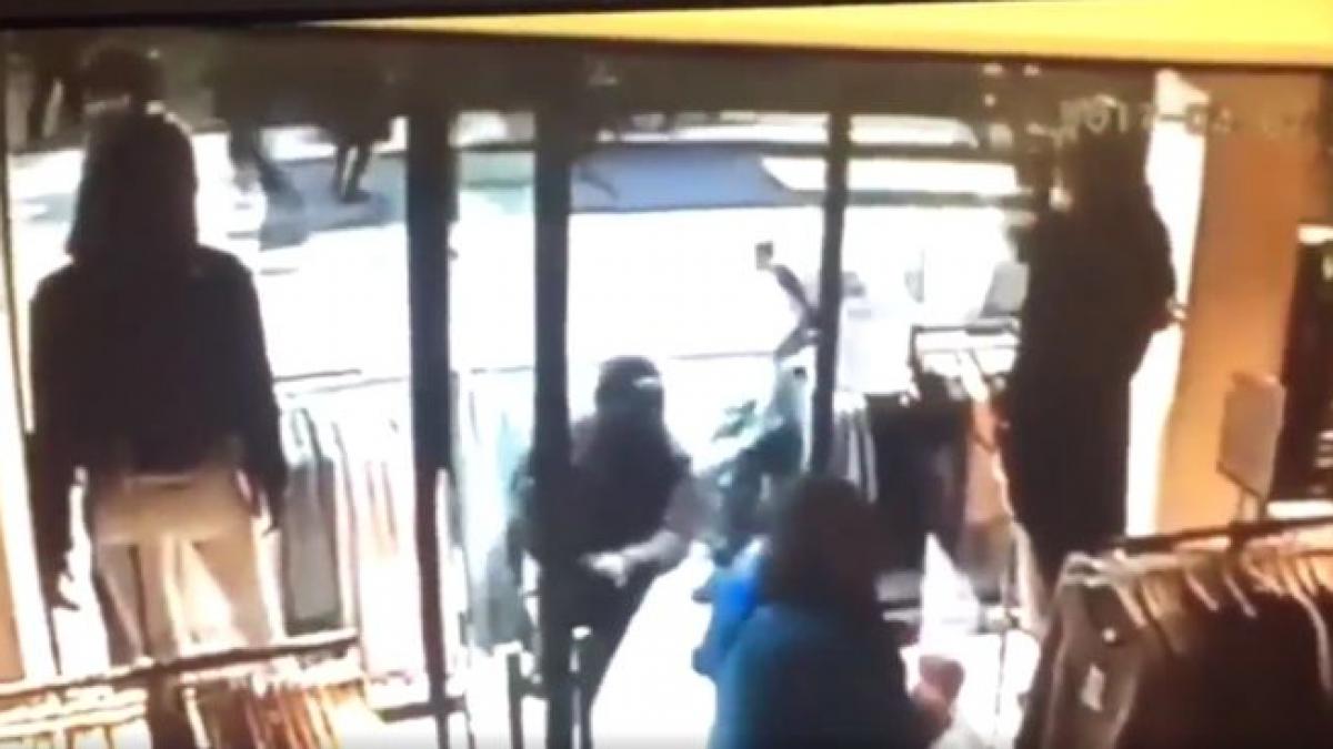 momentul in care camionul trece cu viteza pe strada pietonala din suedia a fost filmat video