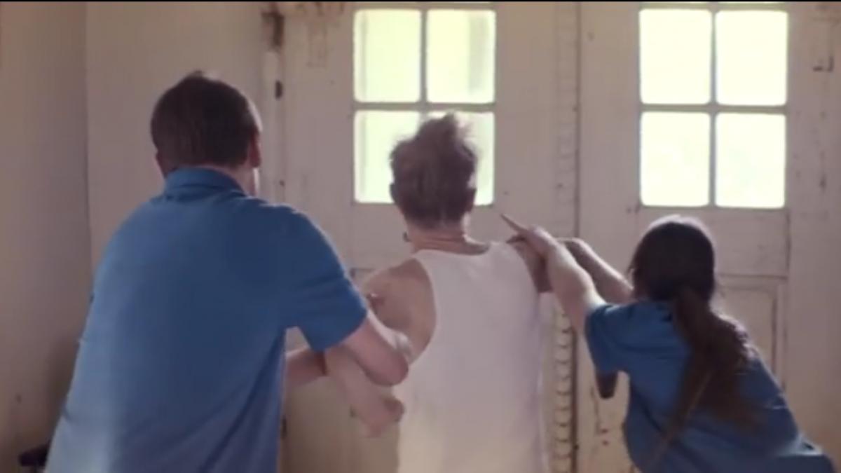 a incercat de mai multe ori sa evadeze de la azil cand in sfarsit a reusit ingrijitorii au ramas