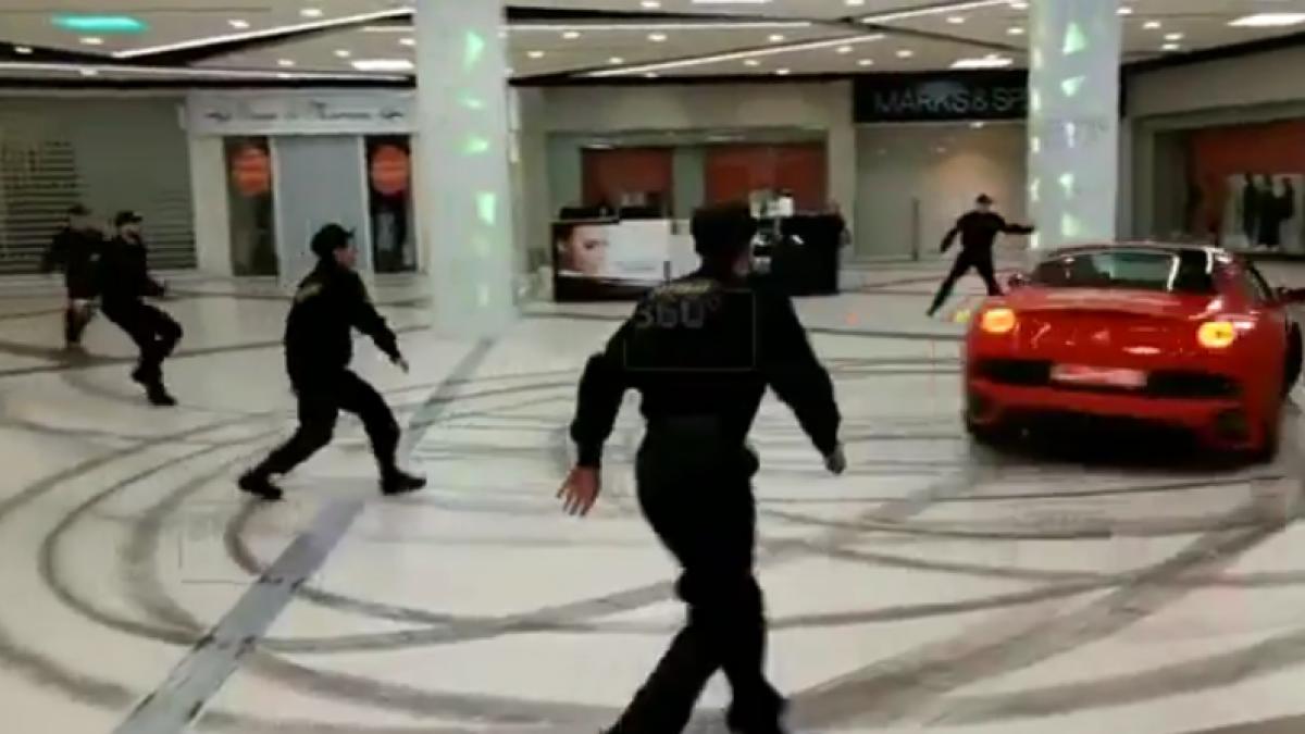 imagini incredibile a provocat panica intr un mall din moscova dupa ce a gonit pe holuri in mare
