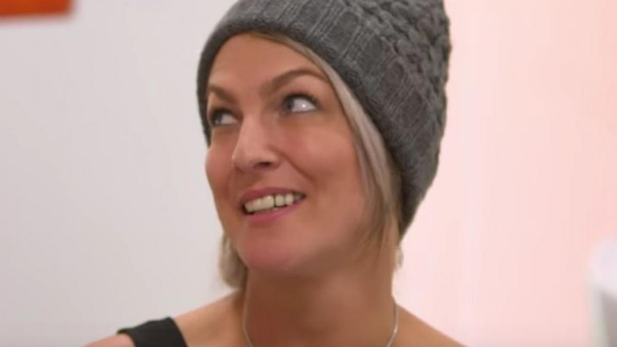 nu si mai dadea deloc caciula jos pana intr o zi cand a mers la un coafor cand a vazut parul