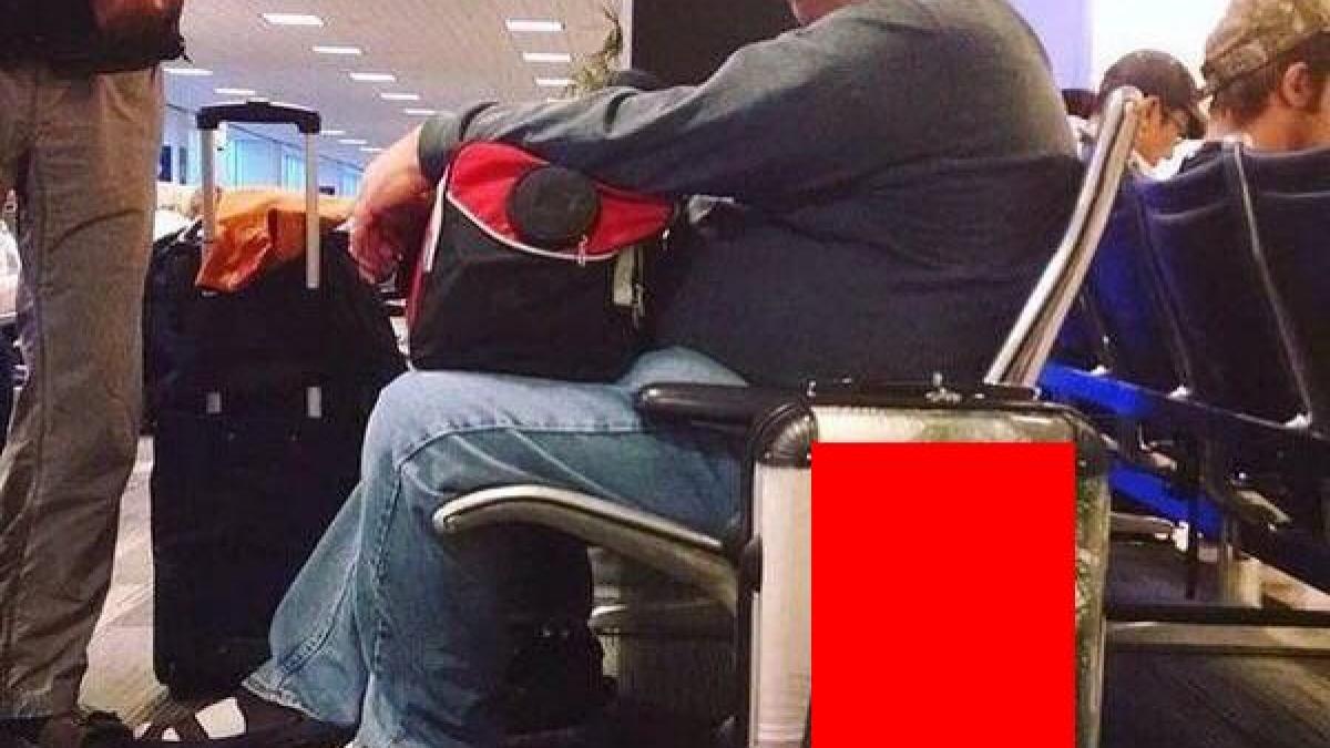 statea linistit in aeroport dar toata lumea radea cand trecea pe langa el ce vazusera oamenii foto