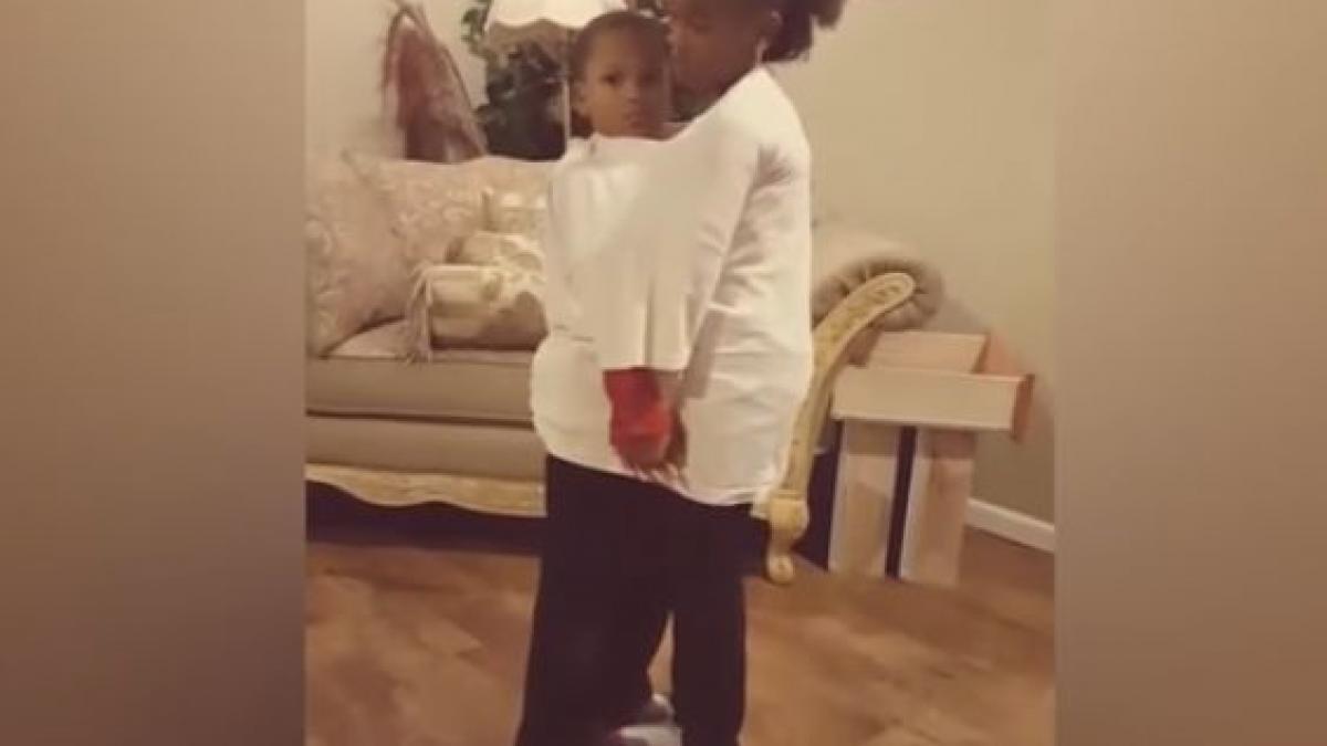 copiii ei se certau tot timpul asa ca i a imbracat cu acelasi tricou si i a pus sa danseze crezi ca