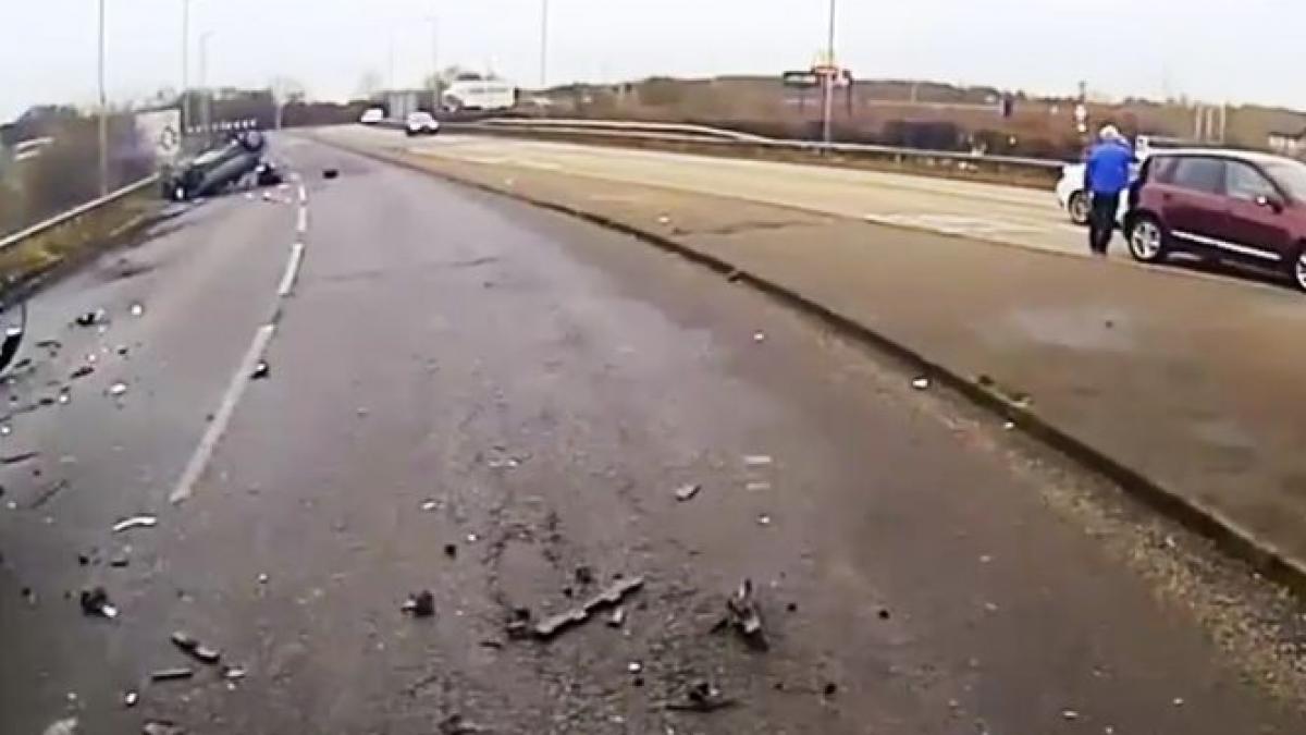 imagini halucinante fimate pe o sosea ce a facut o soferita care avea un bebelus in masina e o