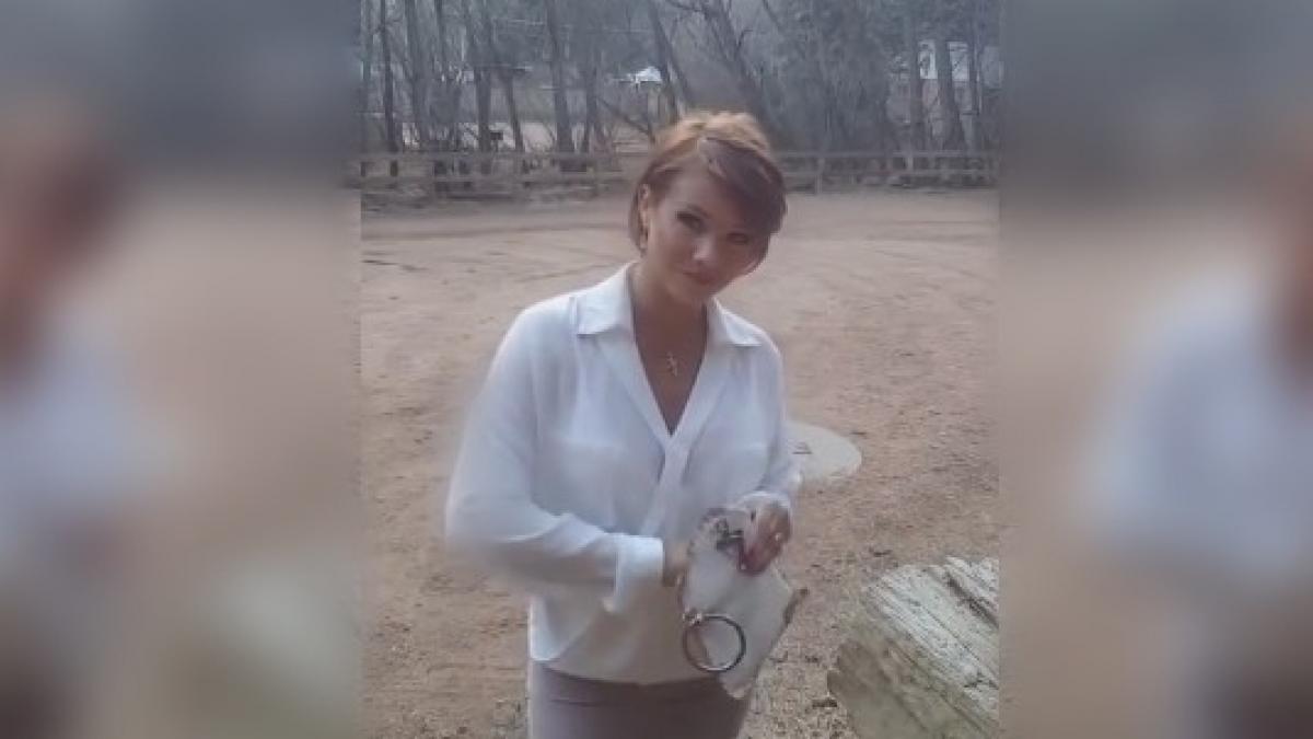 niciodata nu vei ghici cate arme are la ea aceasta tanara draguta video