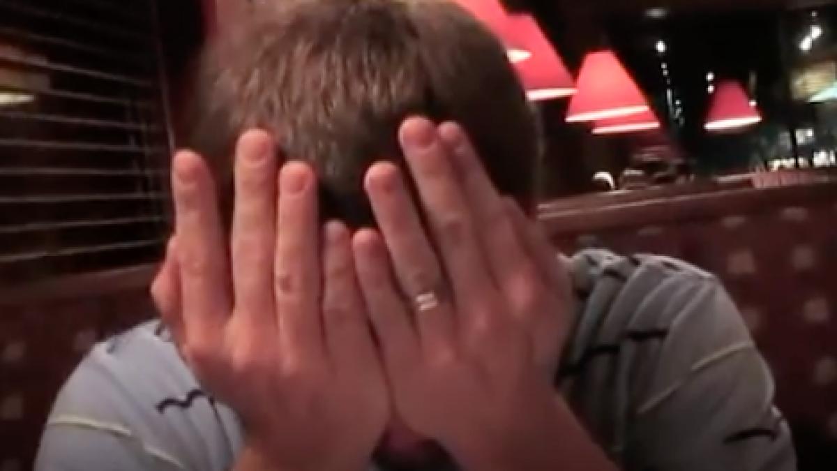 a primit un job nou si sotia i a propus sa iasa la cina cand a vazut ce il asteapta a inceput sa