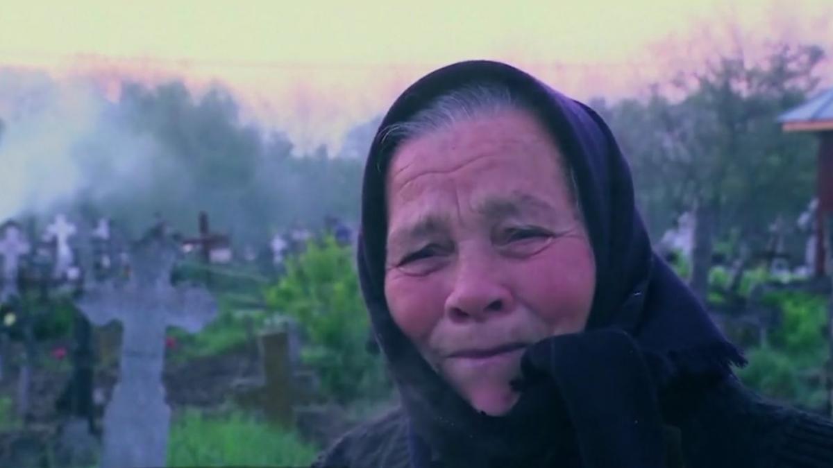 flacari pentru suflete locul din romania in care oamenii aprind focuri in cimitire in joia mare