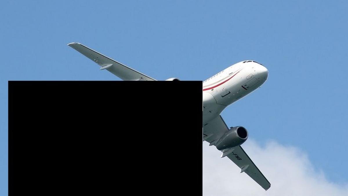 privea spre cer cand a vazut o dara bizara lasata in urma de un avion a scos repede telefonul si a