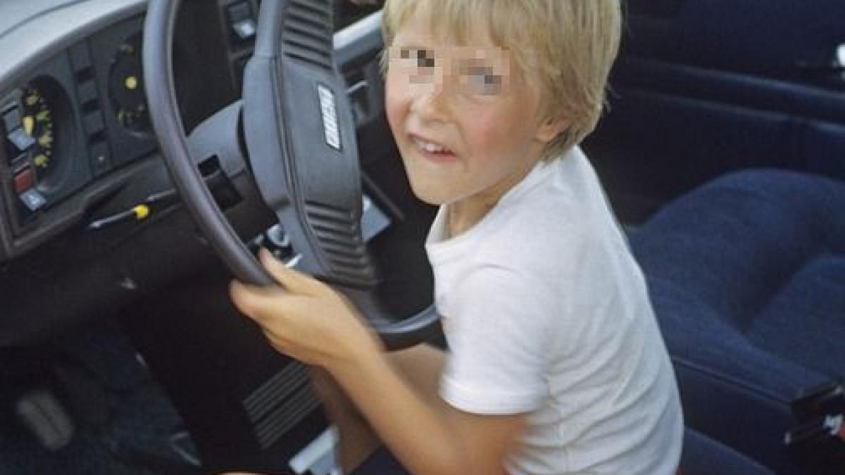un baietel de numai 8 ani si a plimbat sora cu masina micutul a invatat sa conduca de pe youtube