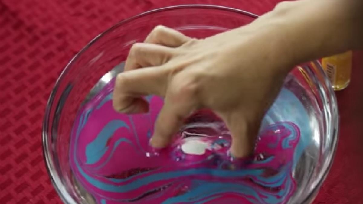 a umplut un castron cu oja colorata iar apoi a scufundat un ou in ea rezultatul e cu adevarat magic