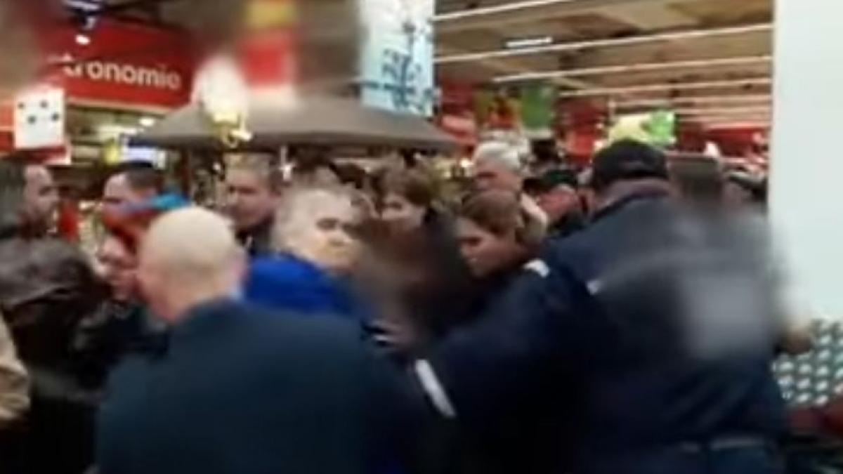 bataie pe cozonaci intr un supermarket din iasi video ireal