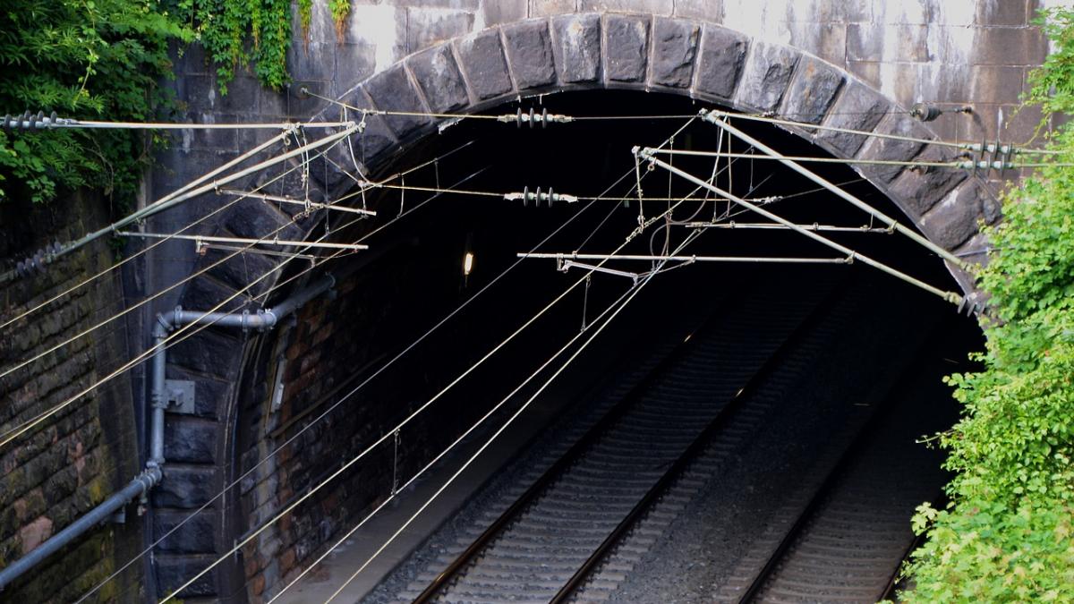 panica in sua un tren cu peste 1000 de pasageri a ramas blocat intr un tunel