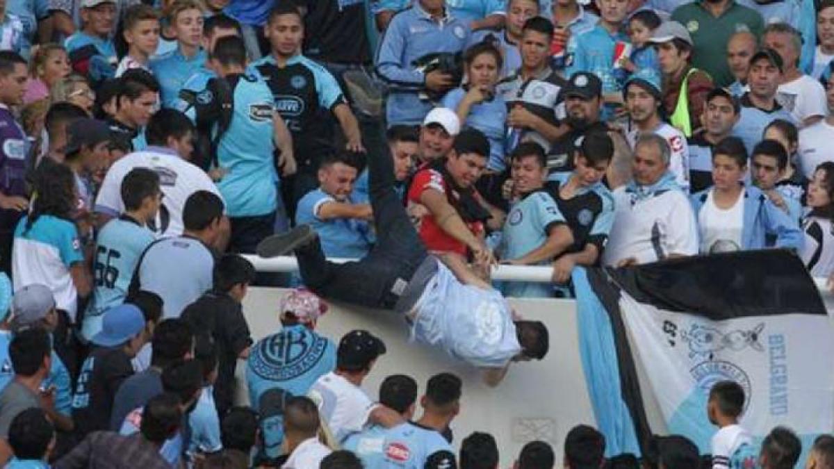 tragedie in argentina un fan a fost aruncat din tribuna si a murit la spital