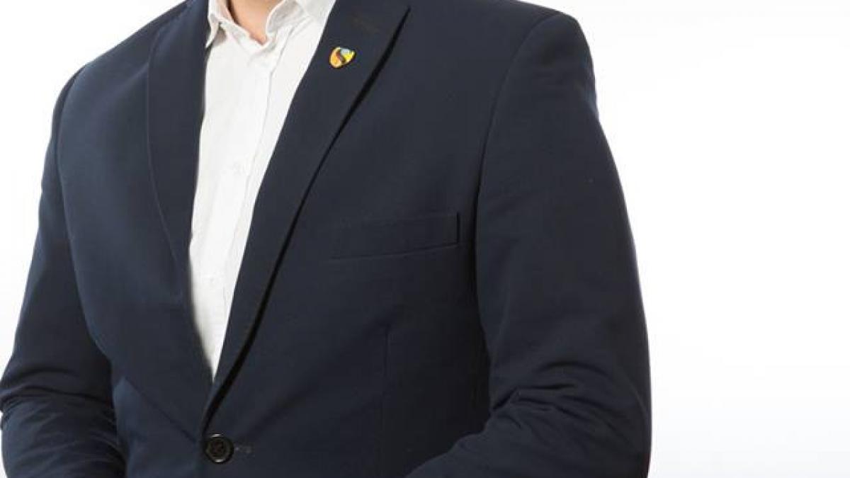 eroul zilei romanul care il provoaca pe zuckerberg