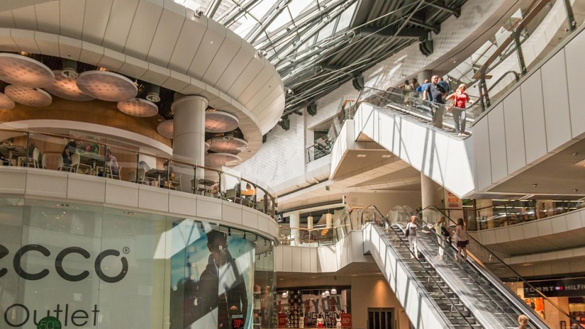 momente de panica intr un mall din capitala mai multi oameni au ramas blocati intr un lift