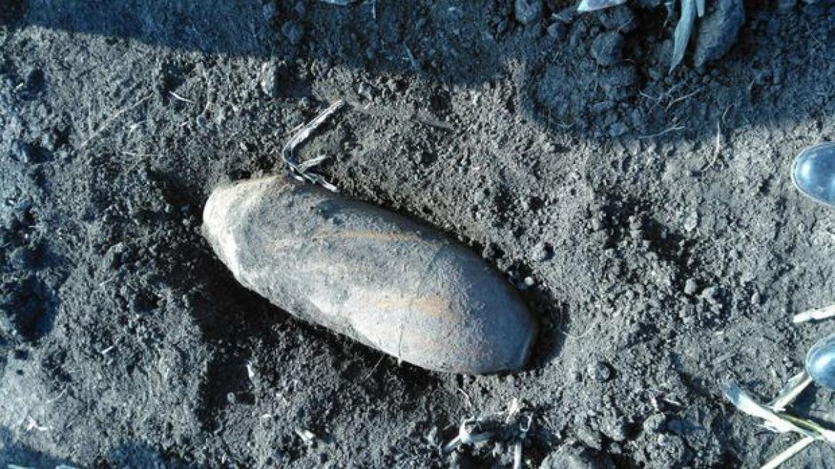 un vasluian a gasit o bomba pe camp de un barbat care ara