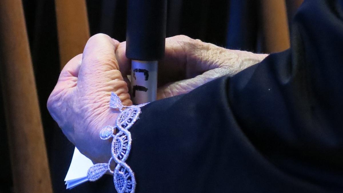 caz revoltator la galati batrana legata cu pijamale de pat ca sa nu deranjeze conducerea spitalului