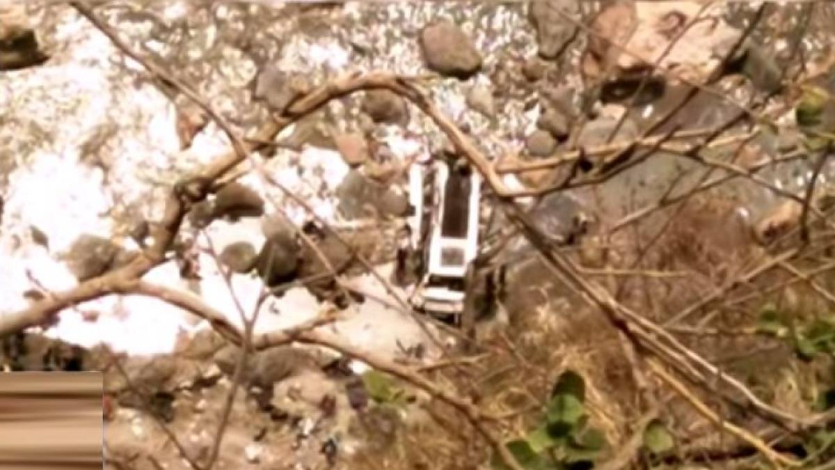 cel putin 44 de oameni au murit dupa ce un autobuz a cazut intr o prapastie video