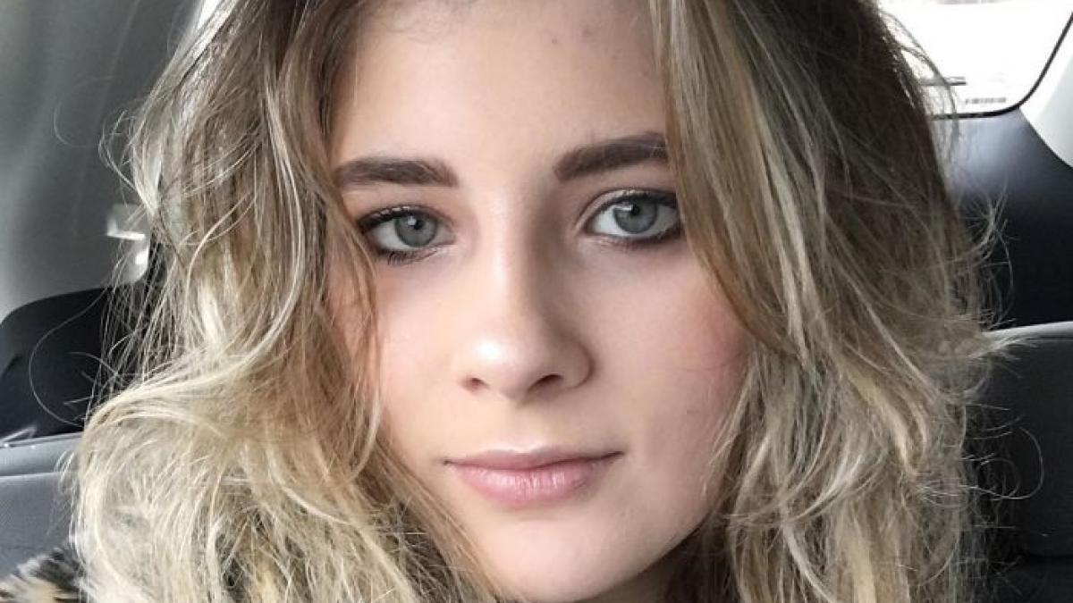 a fost diagnosticata cu schizofrenie la 17 ani apoi a inceput sa deseneze familia ei in stare de