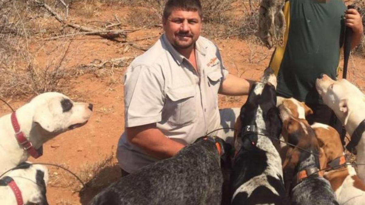 a plecat la vanatoare alaturi de cainii lui cateva ore mai tarziu animalele s au intors singure in