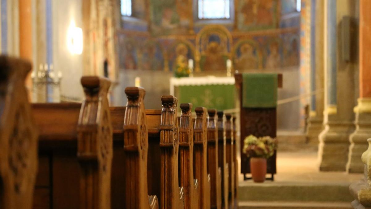 scandal la o biserica din iasi credinciosi goniti de preot cu firma de paza