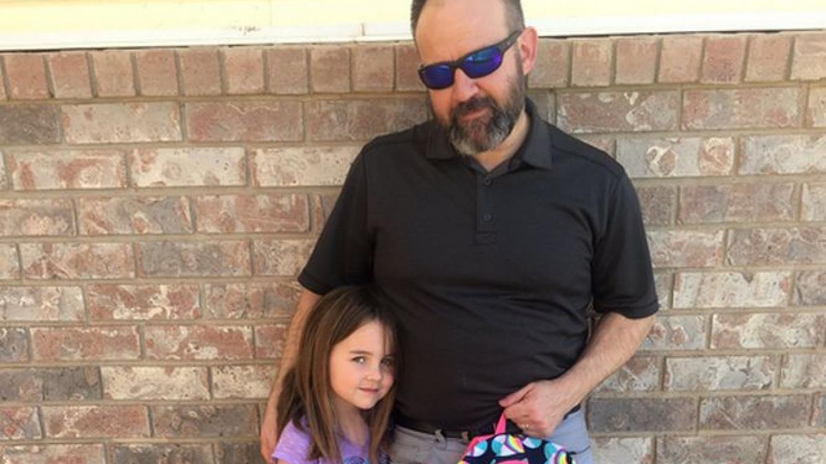 si a lasat fetita la scoala apoi a primit un telefon in secunda urmatoare s a dus la chiuveta si si