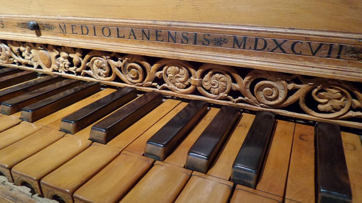 a descoperit un pian vechi de peste 100 de ani si a incercat sa l acordeze pentru ca avea clapele