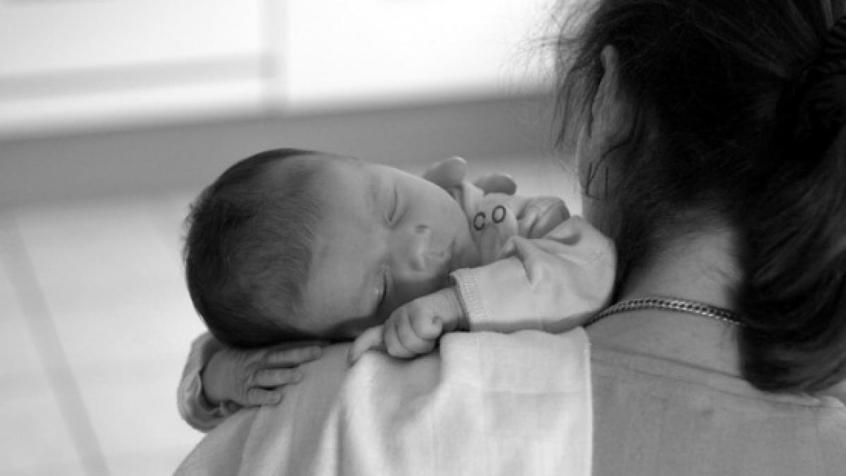 infirmiera care mima ca vaccineaza copii