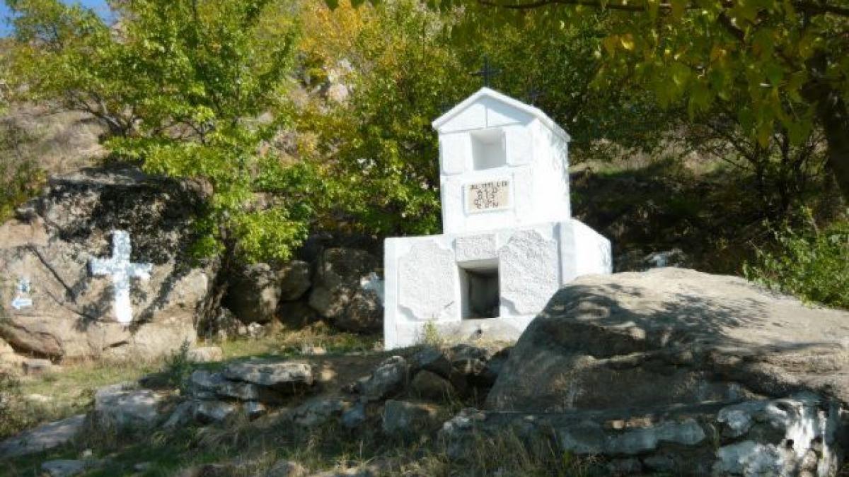 legenda vrajitoarei ingropate in muntii macin pe locul unde a fost ucisa a aparut un izvor cu apa