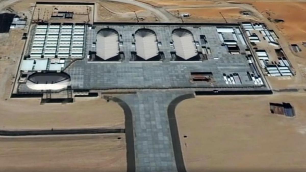 un aeroport fara avioane a fost detectat din intamplare de un satelit in mijlocul desertului care
