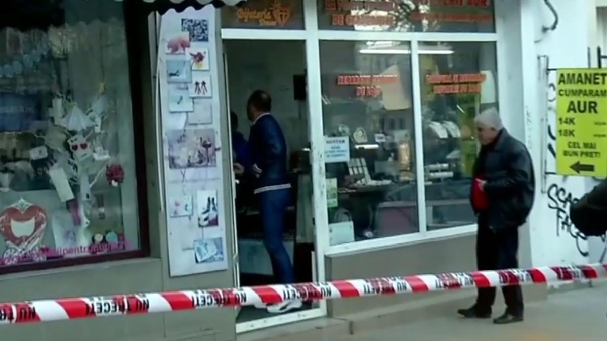 jaf in centrul capitalei doua persoane mascate au furat bijuterii dintr o casa de amanet