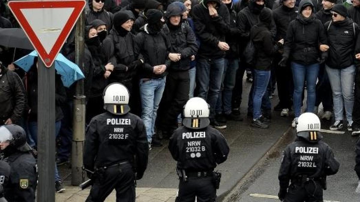 protest violent la koln politisti raniti in urma ciocnirilor cu manifestantii