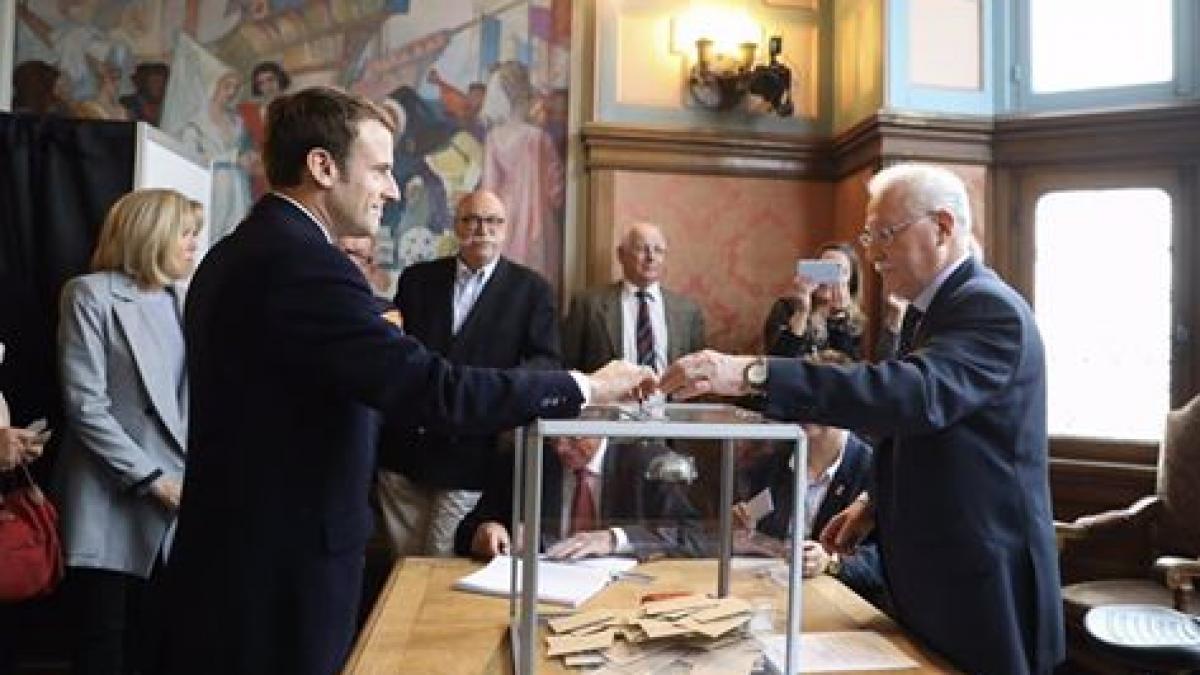 alegeri prezidentiale franta sondaje macron ar invinge o detasat pe le pen in turul al doilea