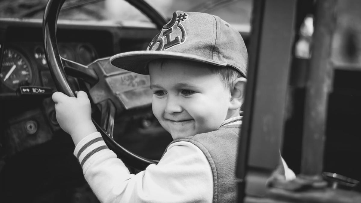 are doar 12 ani si a incercat sa traverseze tara cu masina ce a patit tanarul sofer