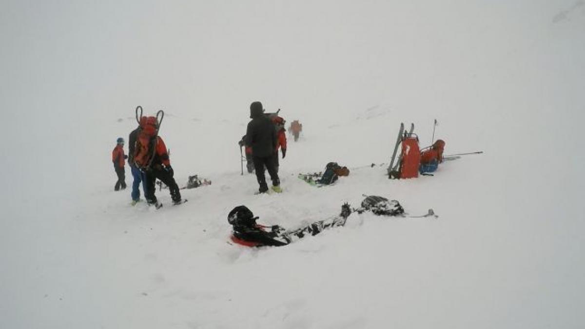 imagini cutremuratoare de la avalansa din retezat ce au filmat salvamontistii care au scos din
