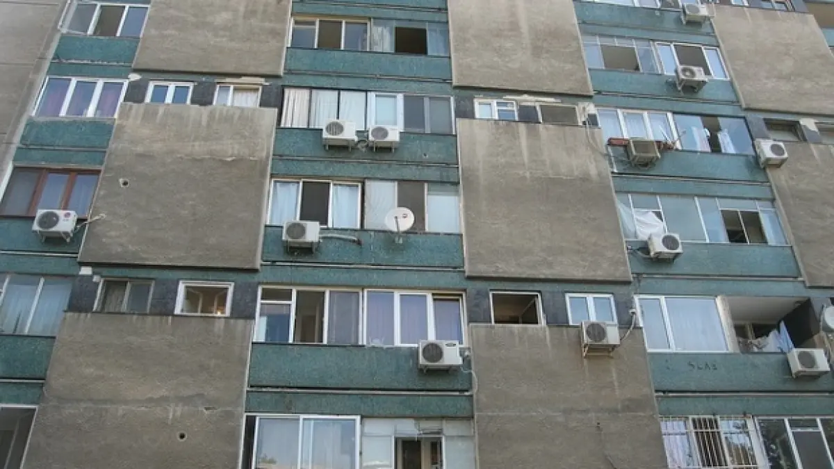 locatoarii unui bloc din vrancea trebuie sa indure apa care le curge pe pereti lucrarea de