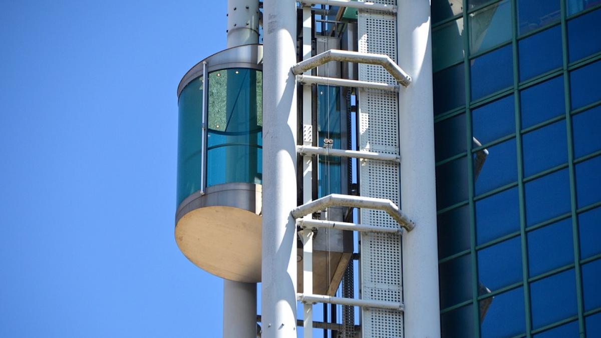 momente de panica pentru rusi ce s a intamplat dupa ce au urcat cu un lift care o lua razna video