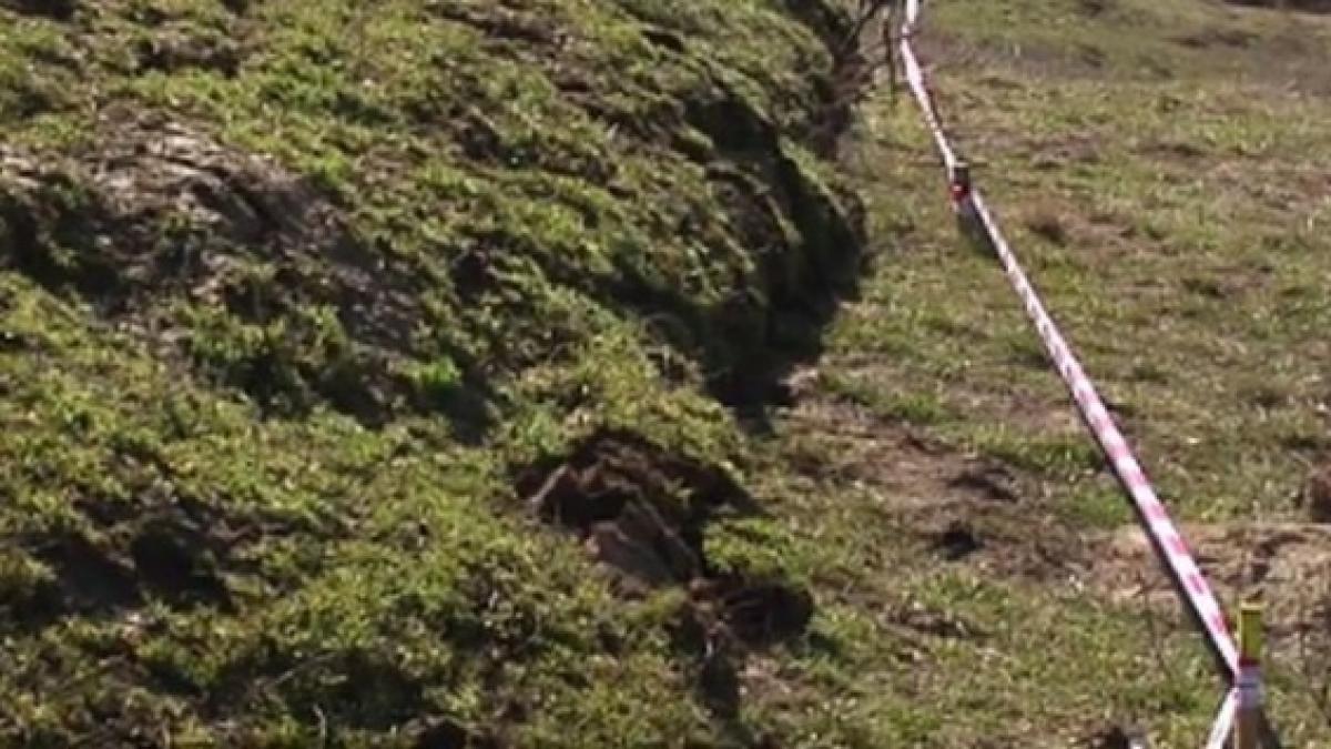 situatie alarmanta la galati casele din izvoarele la un pas sa fie inghitite de pamant