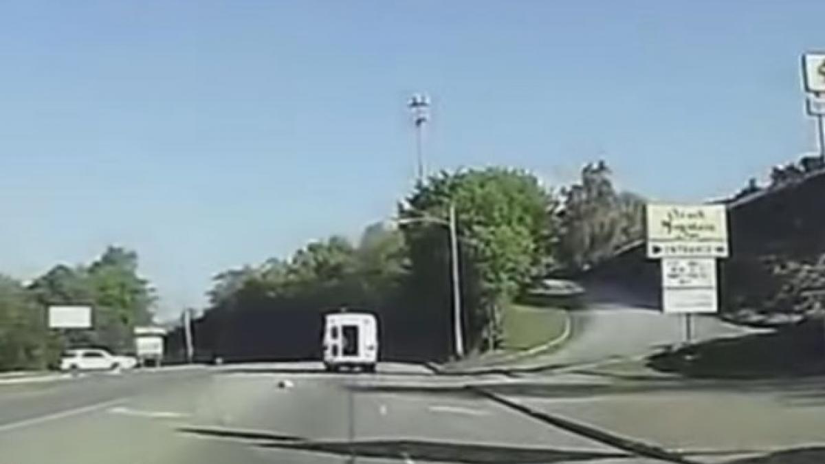 usa unui microbuz scolar s a deschis si o eleva a cazut pe carosabil ce s a intamplat cu fetita