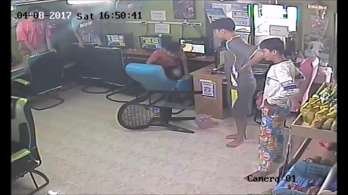 s a instalat haosul intr un internet cafe ce a patit un copil cand a vrut sa plece video