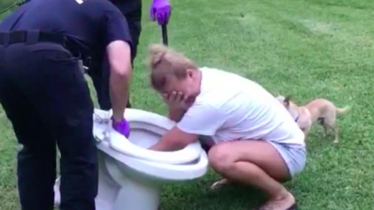 situatie jenanta in care a fost surprinsa o femeie a avut nevoie de interventia politistilor video