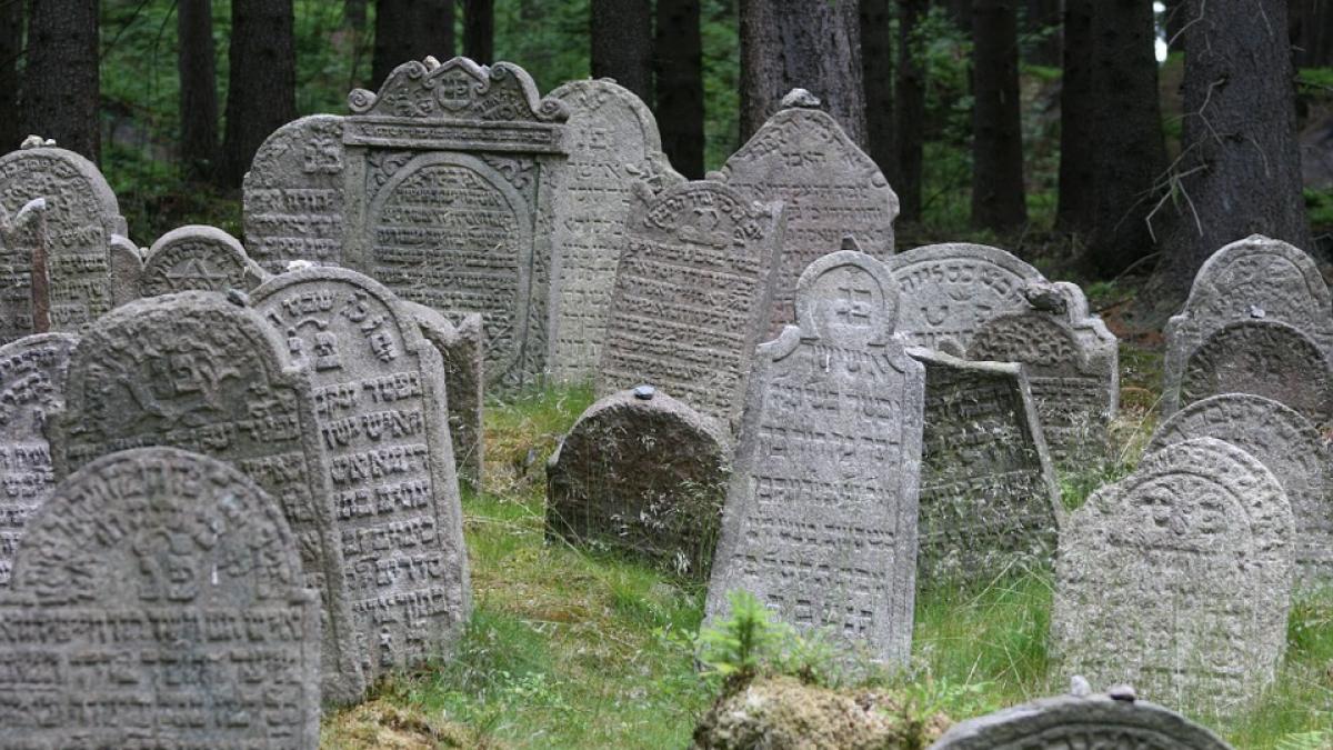 trei minori sunt cercetati pentru profanare de morminte in cimitirul evreiesc