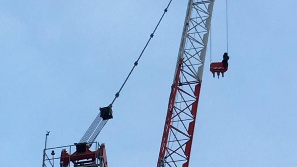 a ramas suspendata la o inaltime de 30 de metri operatiune de salvare dificila