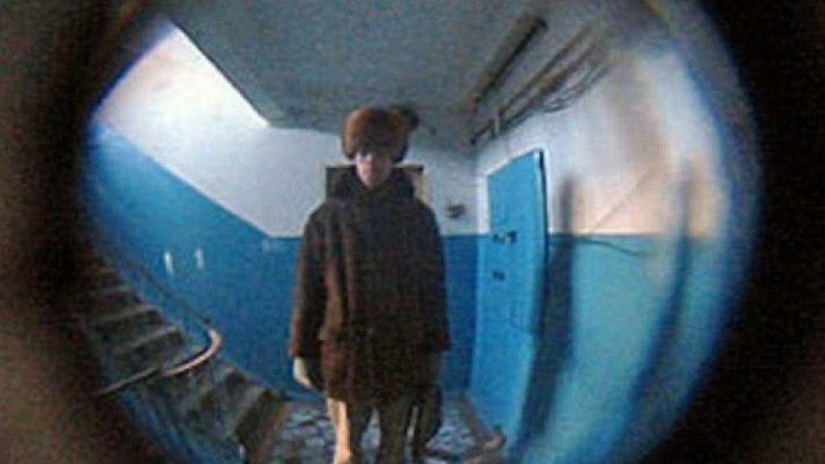 acest strain a sunat la usile mai multor apartamente ce se intampla cand oamenii ii deschideau