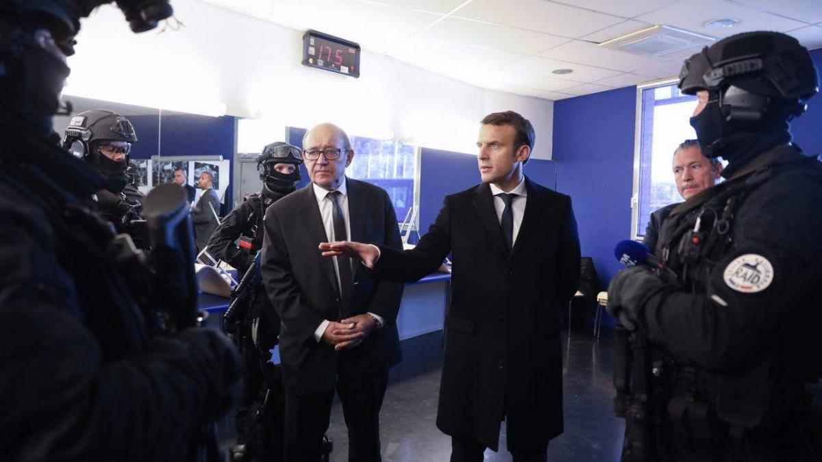 alegeri prezidentiale franta macron si le pen s au intersectat intr o uzina plina cu muncitori